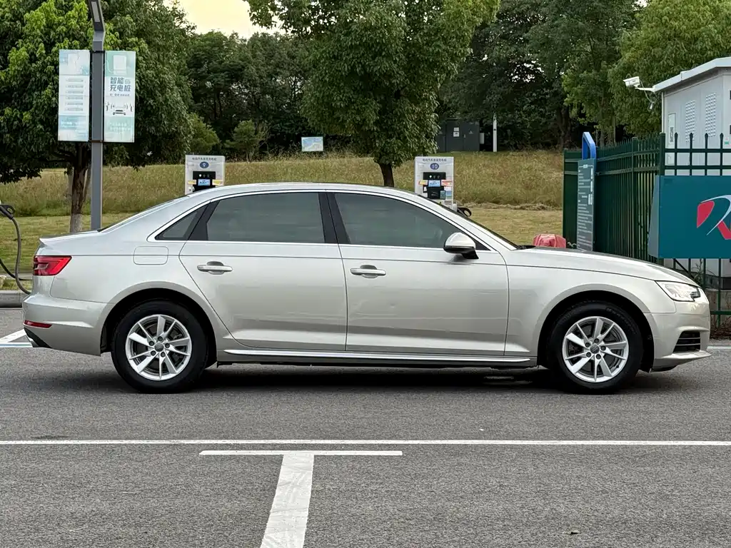 Audi A4L 2016