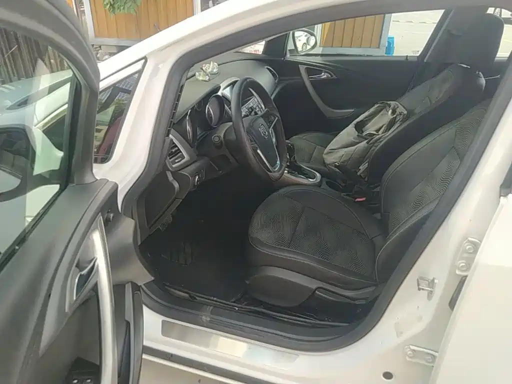Buick Excelle 2015 — фото 16