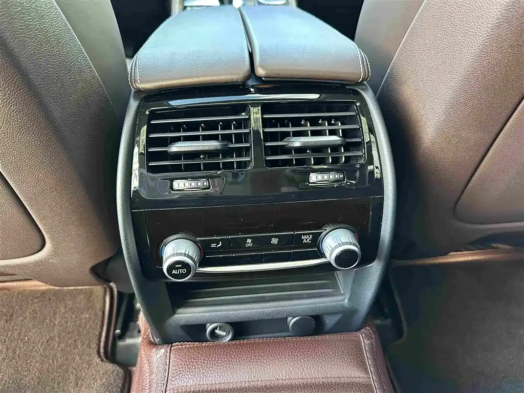 BMW 5 Series 2018 — фото 11