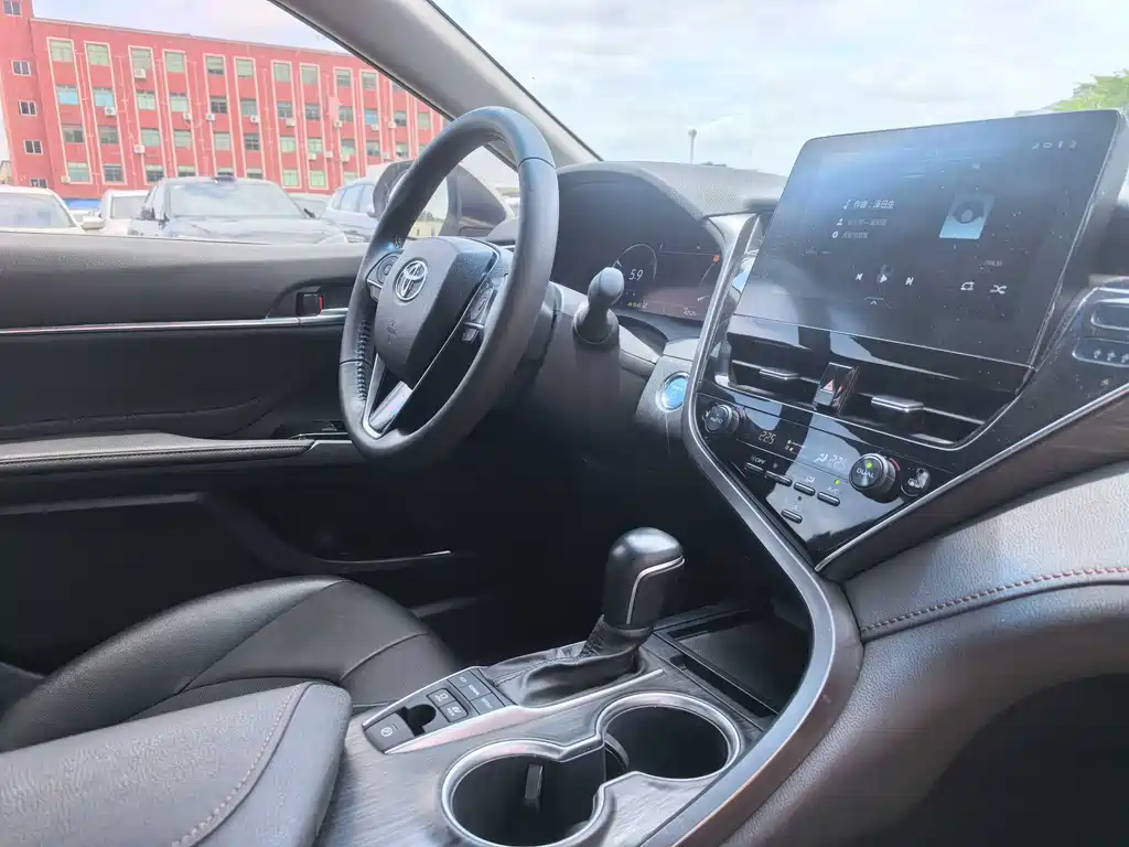Toyota Camry 2021 — фото 13
