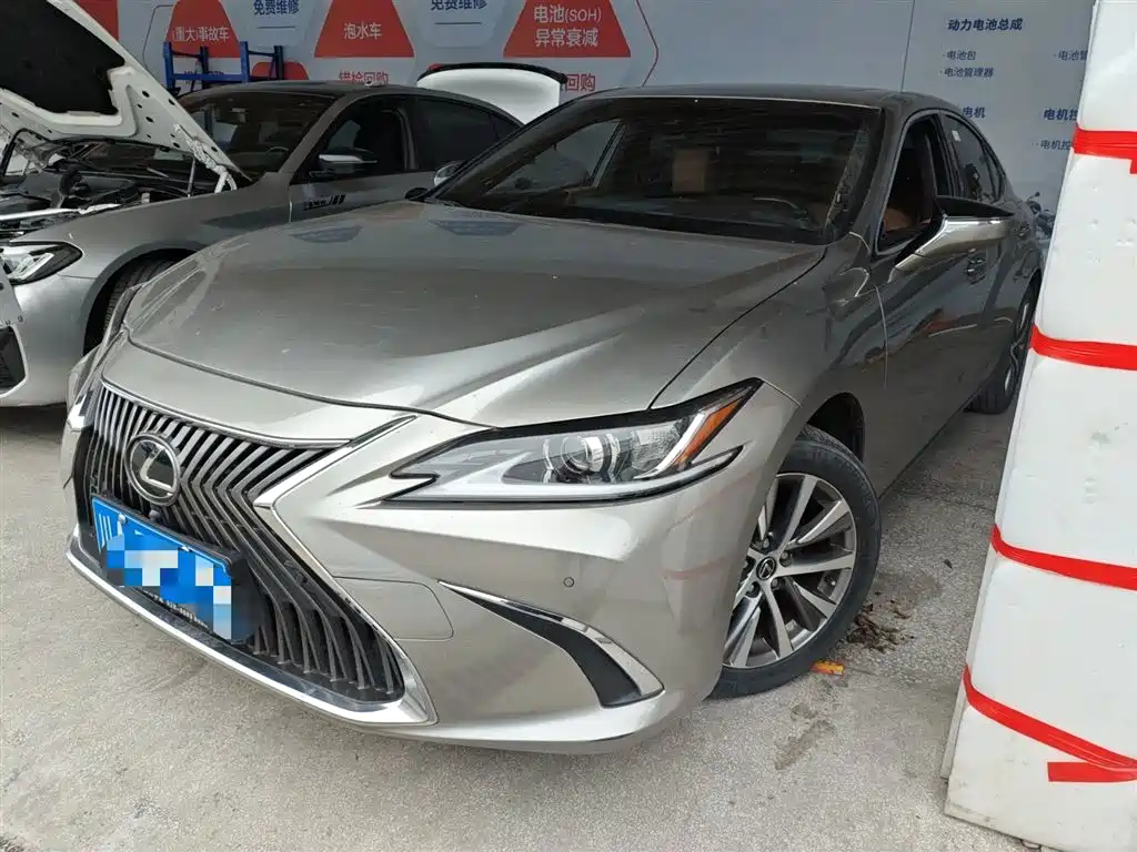 Lexus ES 2021 — фото 1