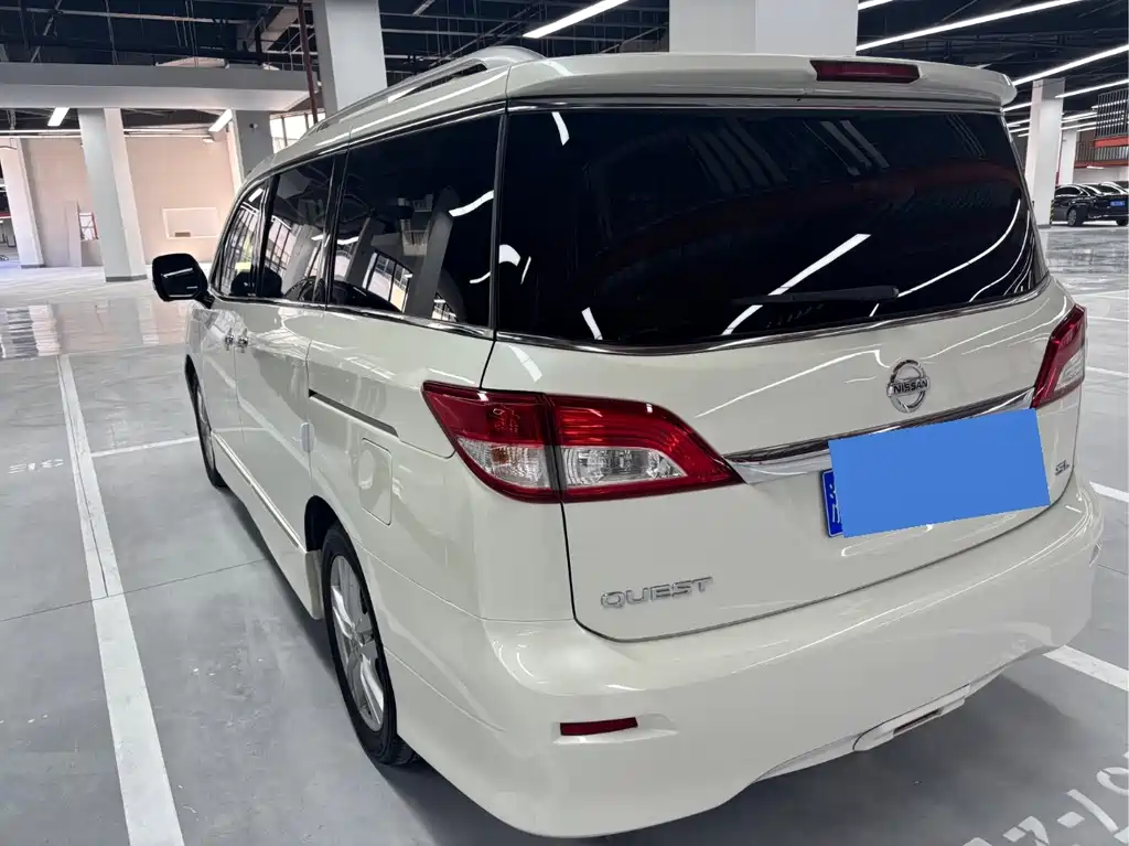 Nissan Quest 2017 — фото 10