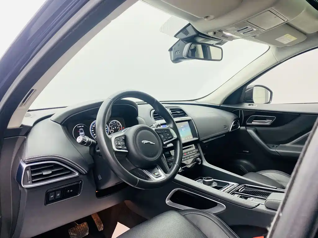 Jaguar F-PACE 2018 — фото 12