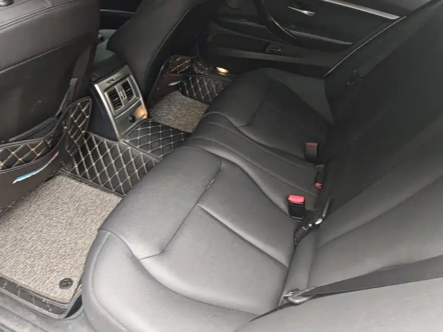 BMW 3 Series 2018 — фото 11