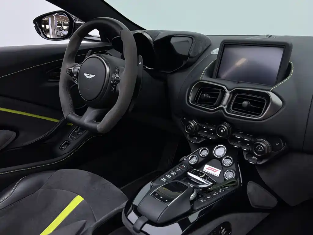 Aston Martin V8 Vantage 2022 — фото 19