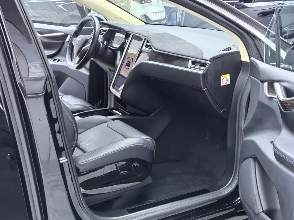 Tesla Model X 2017 — фото 11