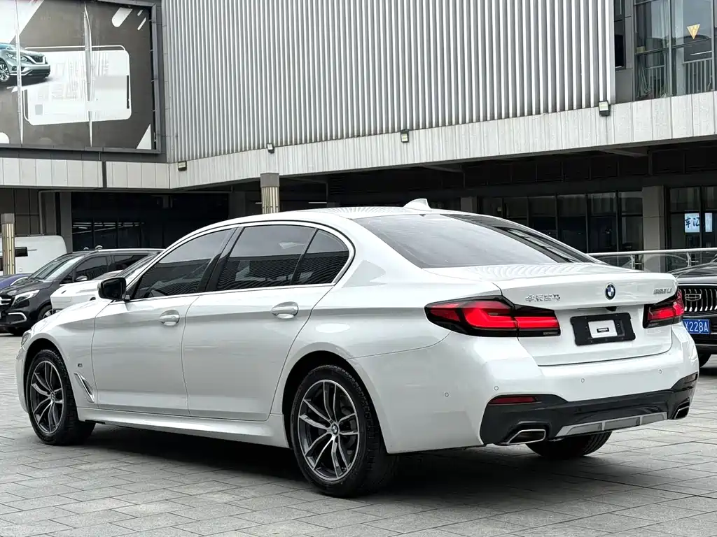 BMW 5 Series 2023 — фото 10
