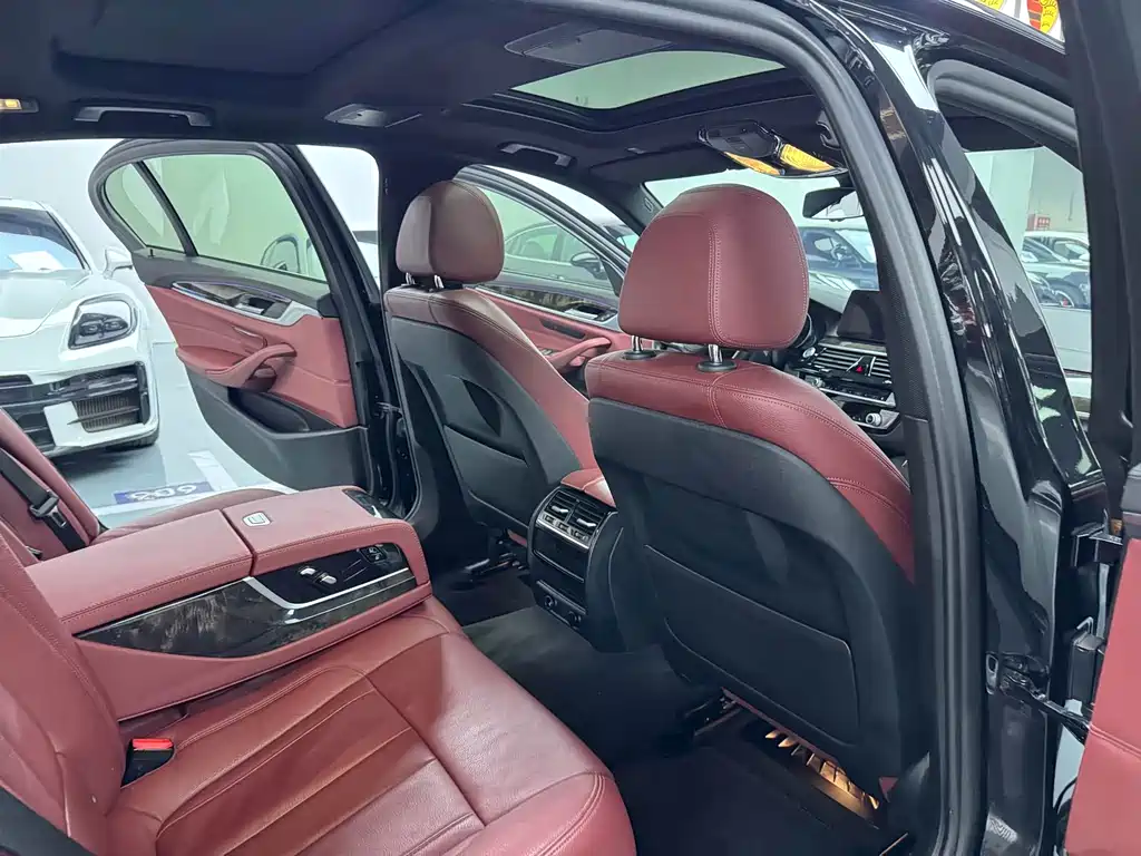 BMW 5 Series 2018 — фото 18