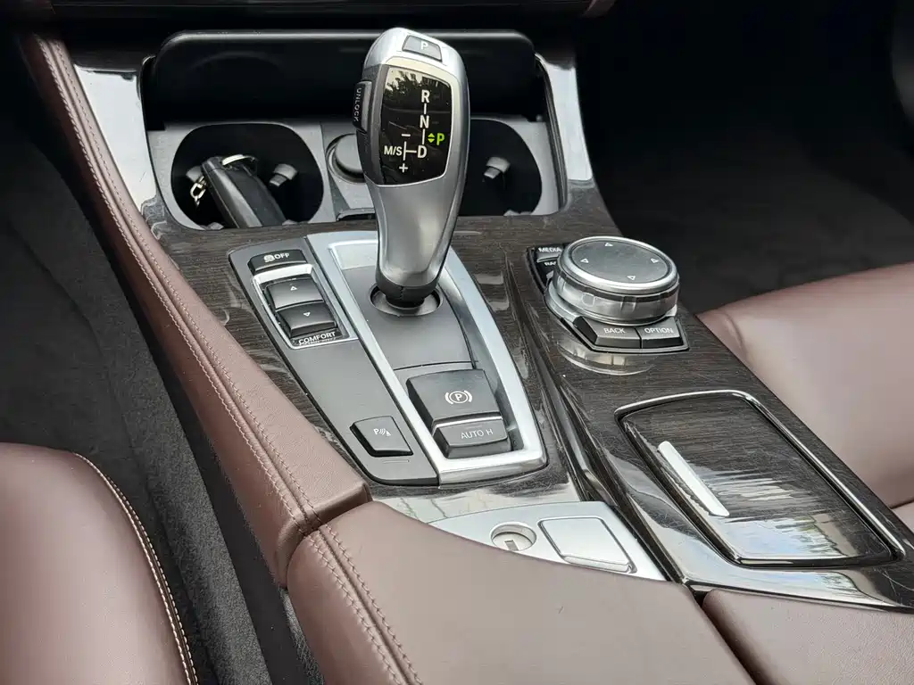 BMW 5 Series 2016 — фото 13