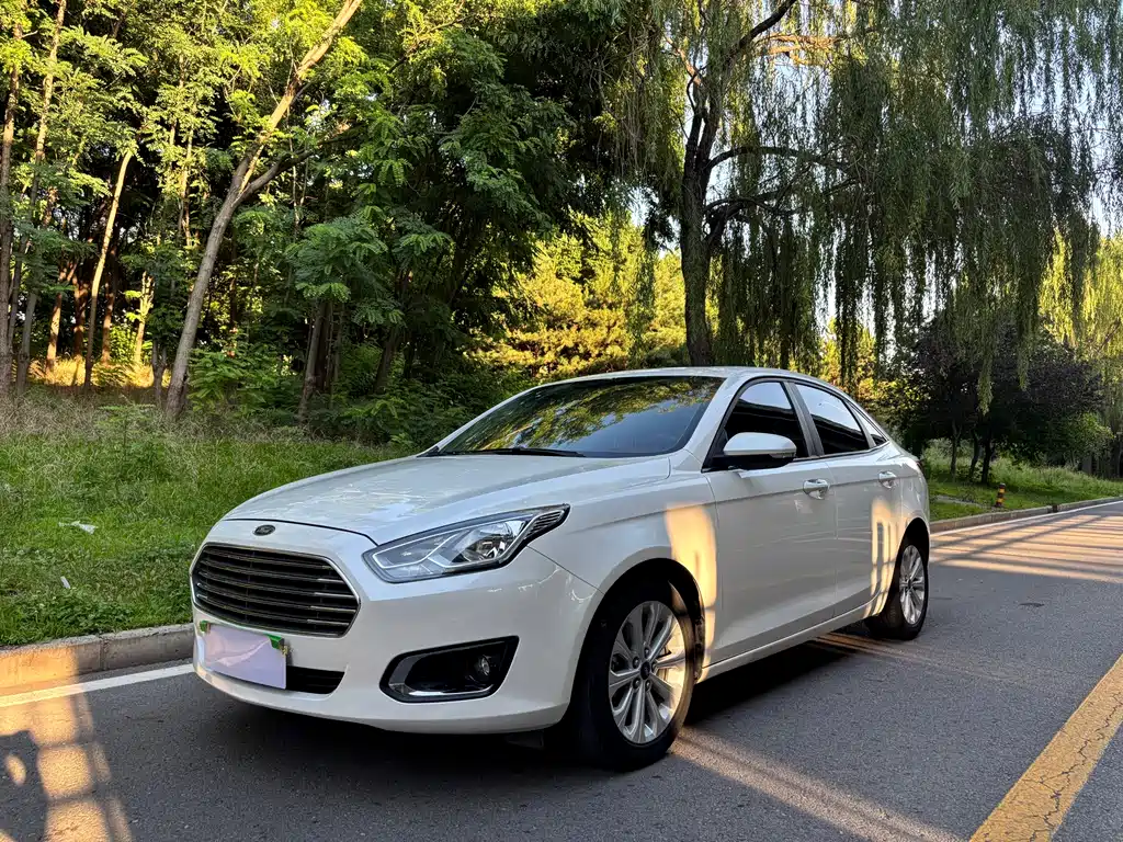 Ford Escort 2015 — фото 1