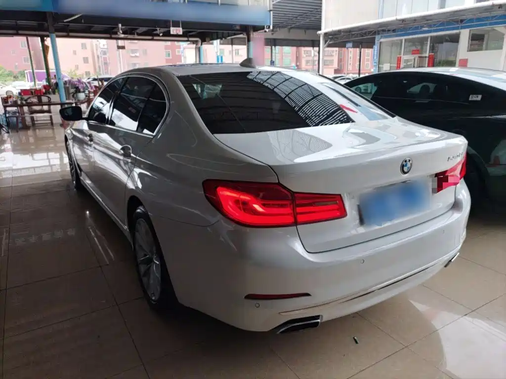 BMW 5 Series 2019 — фото 23