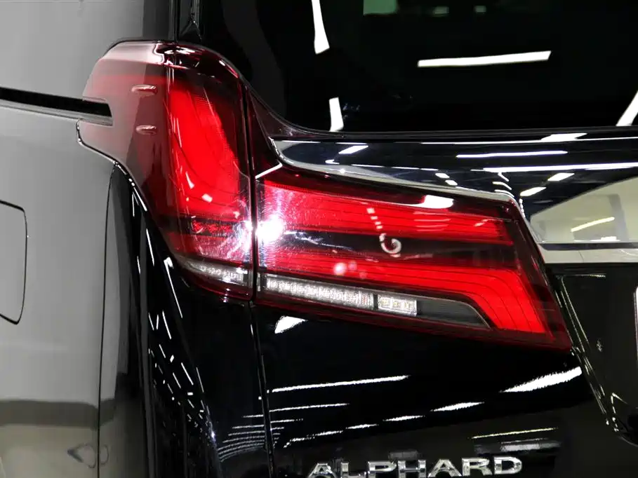 Toyota Alphard 2023 — фото 32