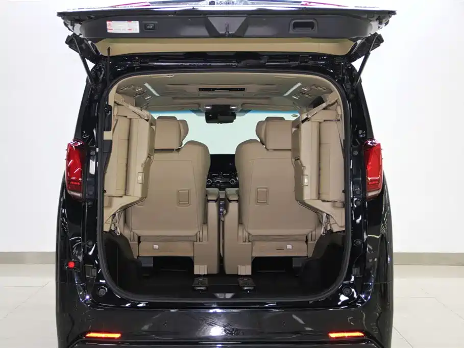 Toyota Alphard 2023 — фото 33