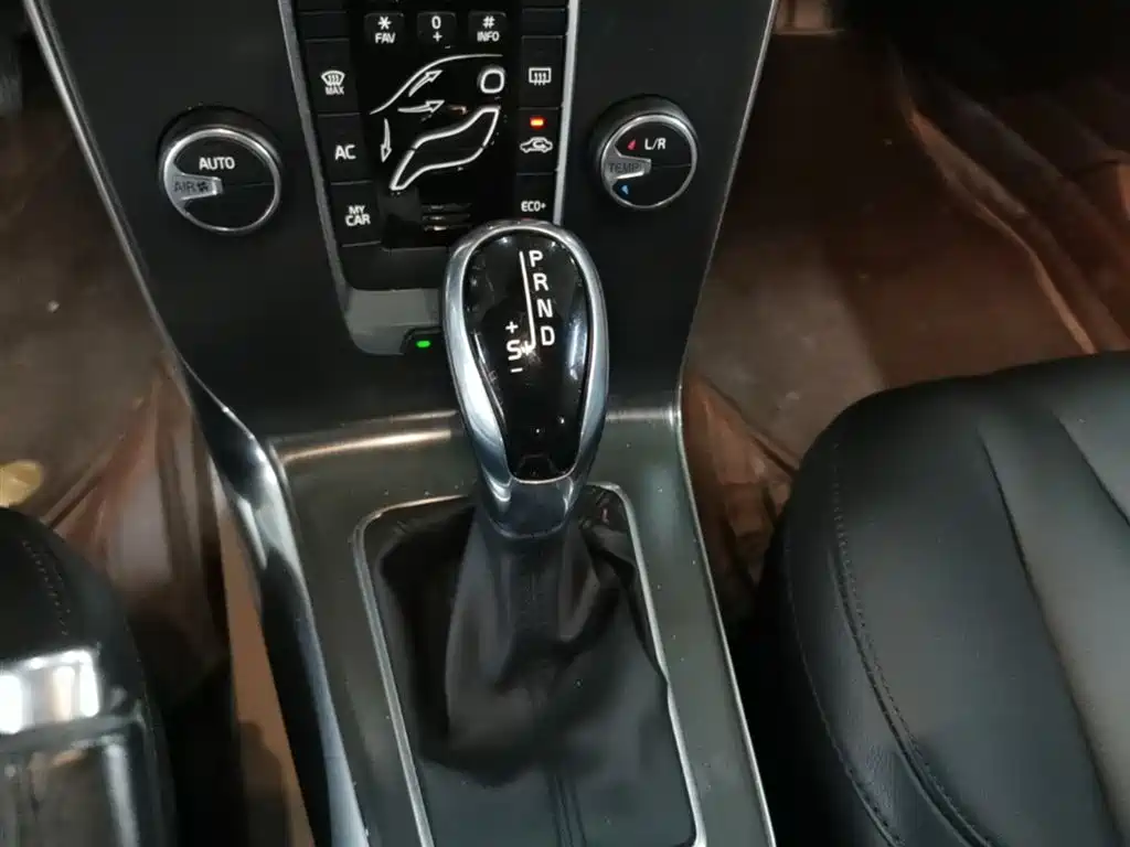 Volvo V40 2016 — фото 14