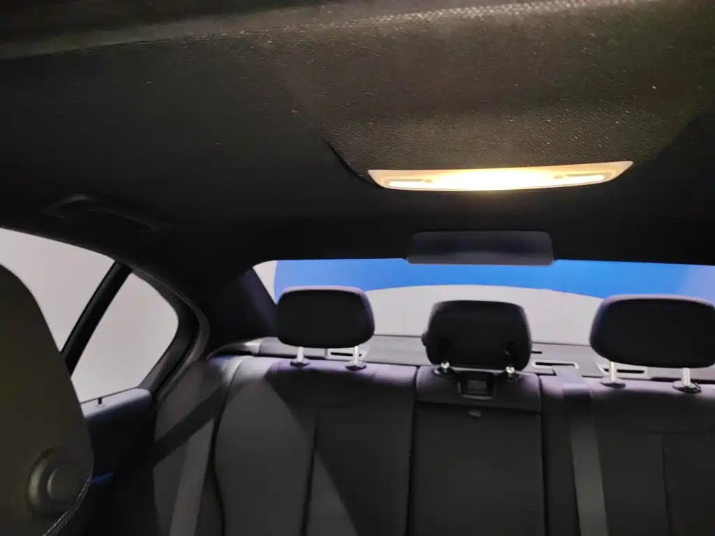 BMW 3 Series 2018 — фото 14