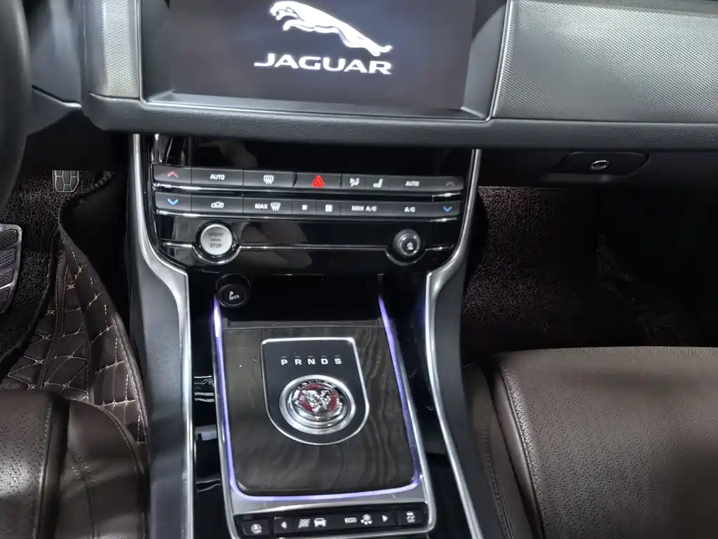 Jaguar XFL 2020 — фото 10