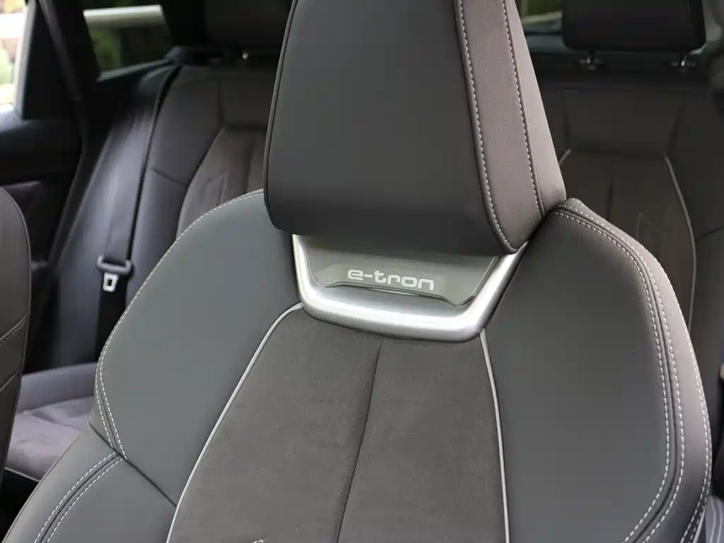Audi Q4 e-tron 2023 — фото 10