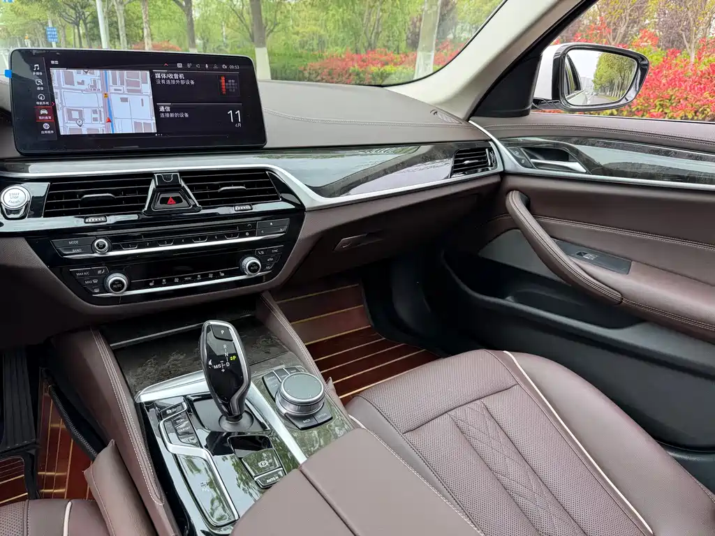 BMW 5 Series 2021 — фото 14