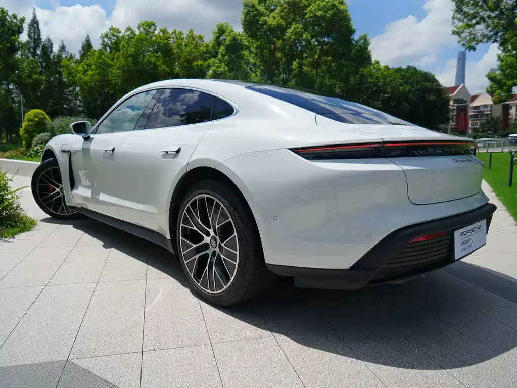 Porsche Taycan 2020 — фото 17