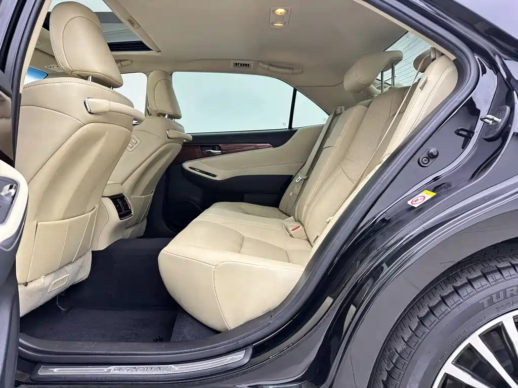 Toyota Crown 2017 — фото 8