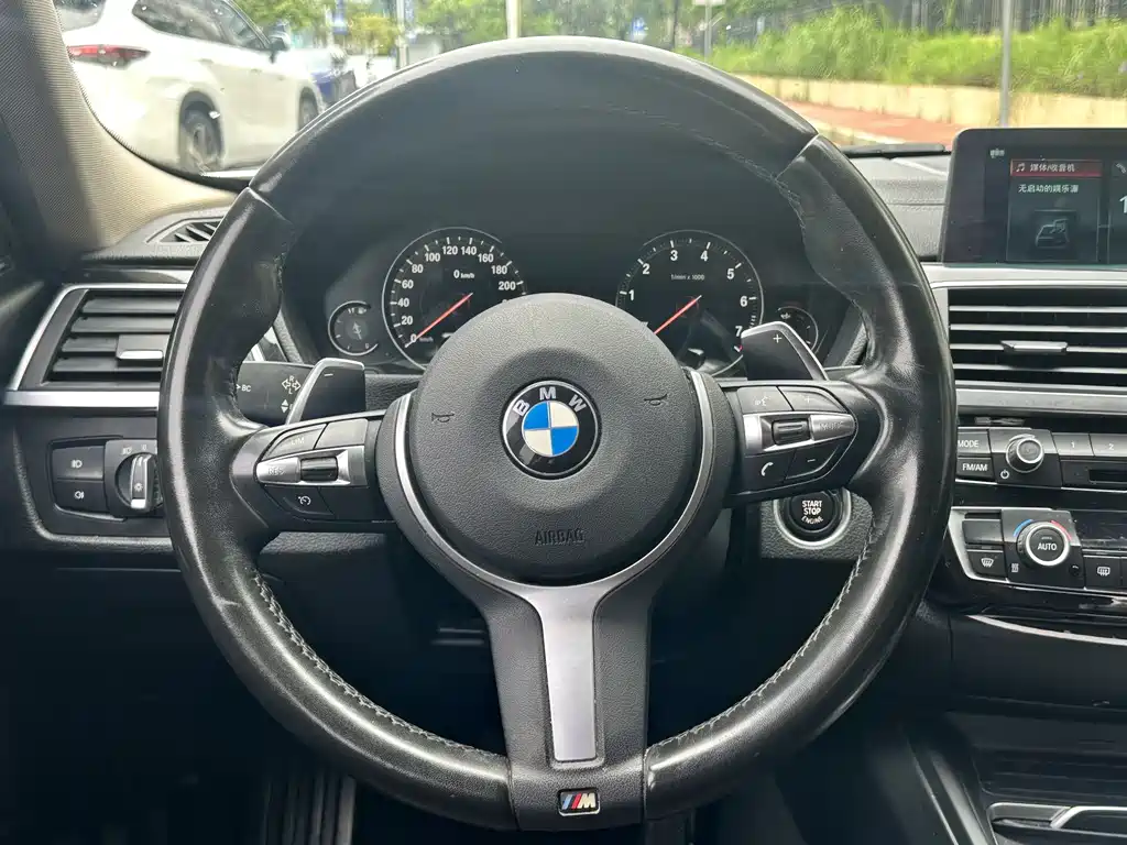 BMW 3 Series 2019 — фото 10