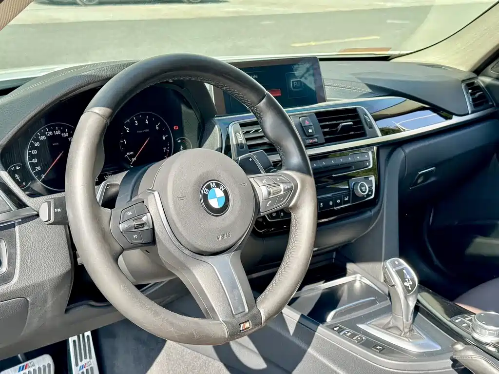 BMW 3 Series 2018 — фото 10