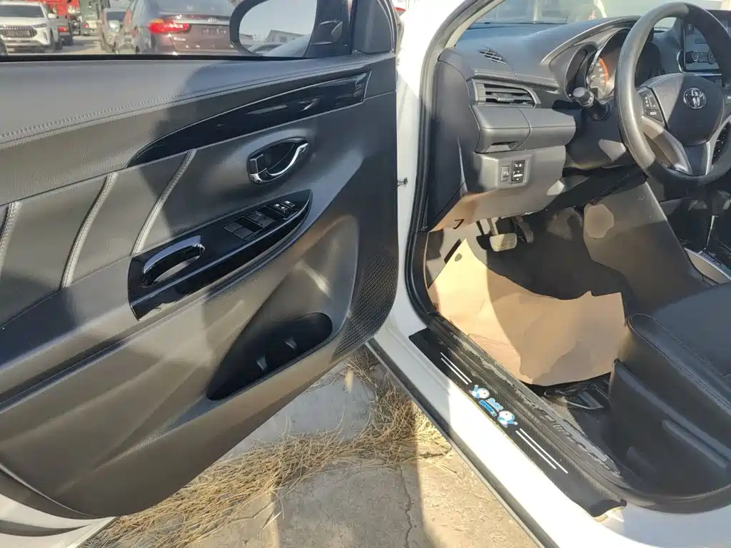 Toyota Yaris L 2022 — фото 13
