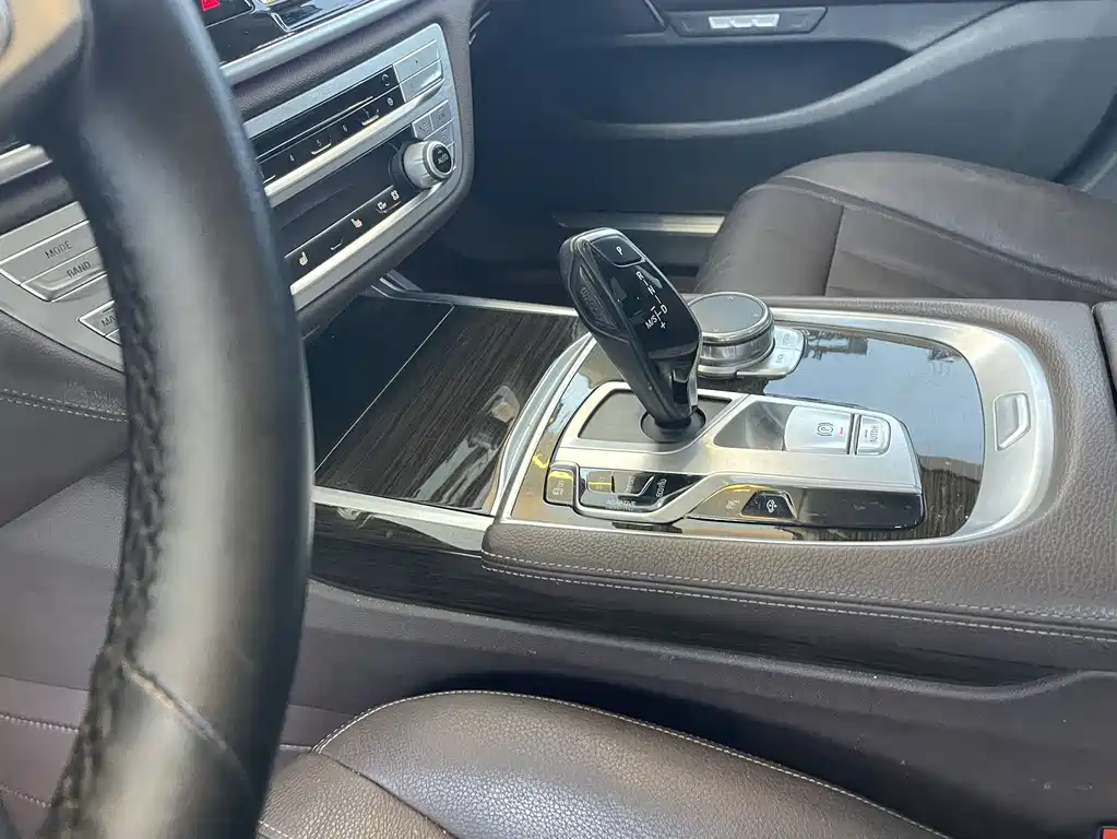 BMW 7 Series 2017 — фото 10