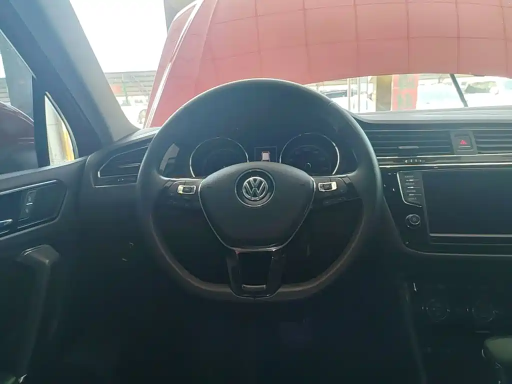 Volkswagen Tiguan L 2018 — фото 11