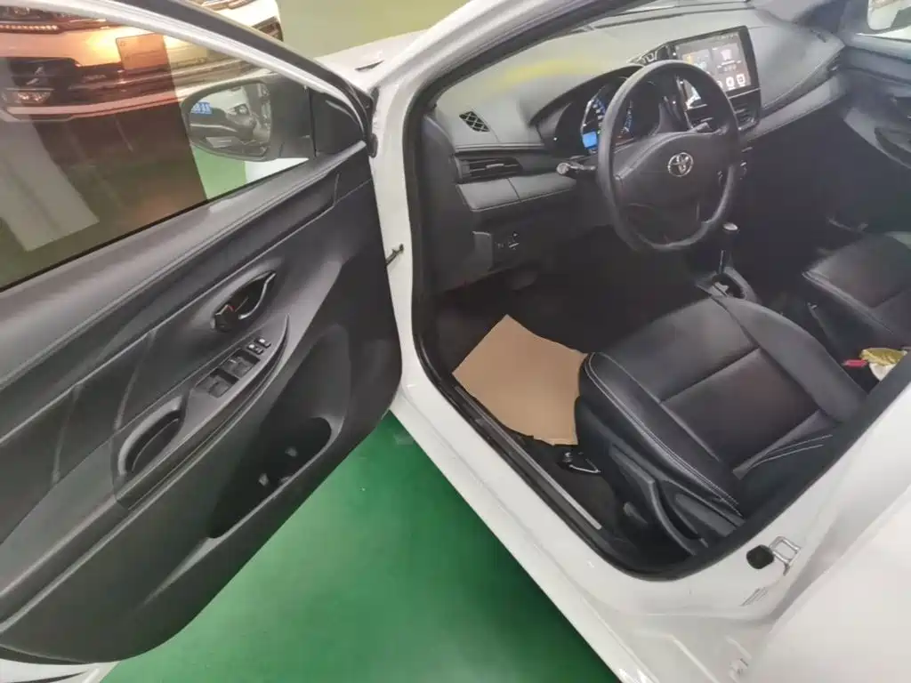 Toyota Yaris L 2017 — фото 16