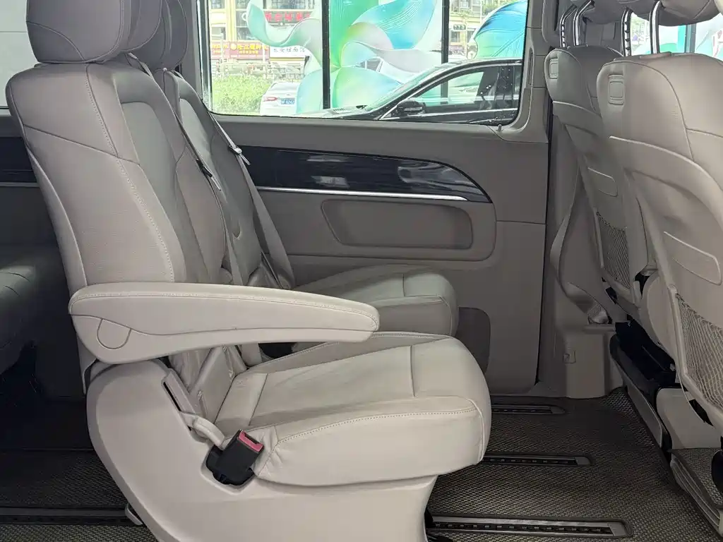 Mercedes-Benz V-Class 2017 — фото 10