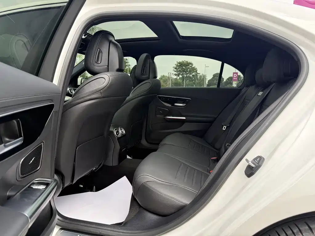 Mercedes-Benz C-Class 2025 — фото 11