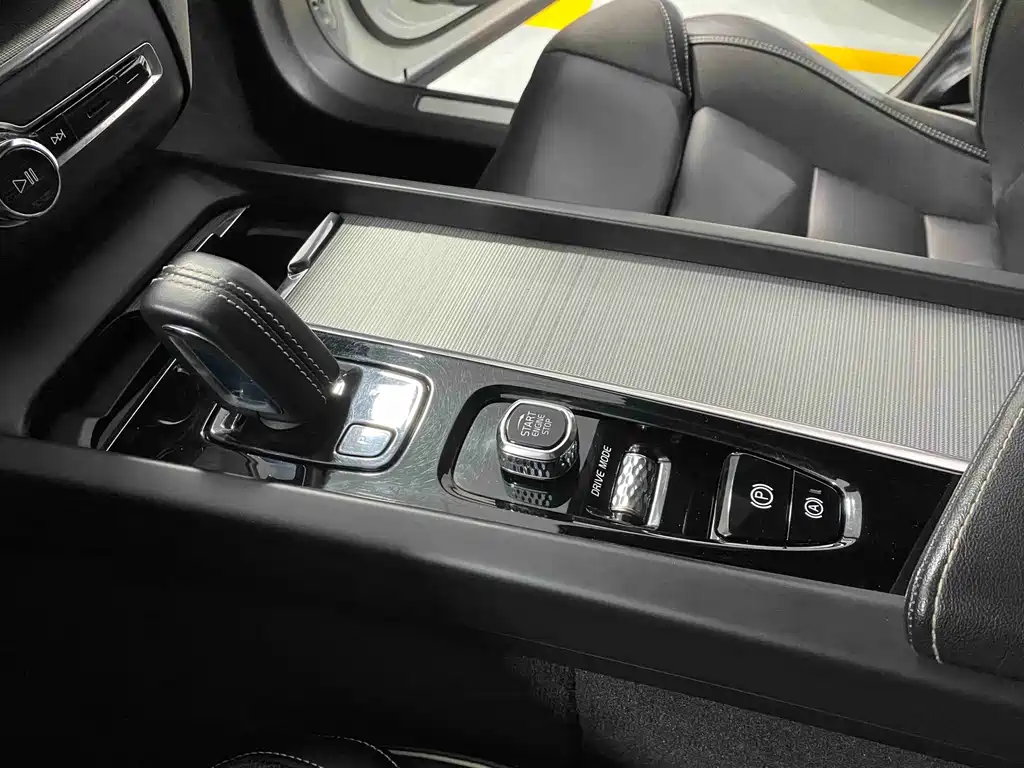 Volvo XC60 Plug-In Hybrid 2021 — фото 17