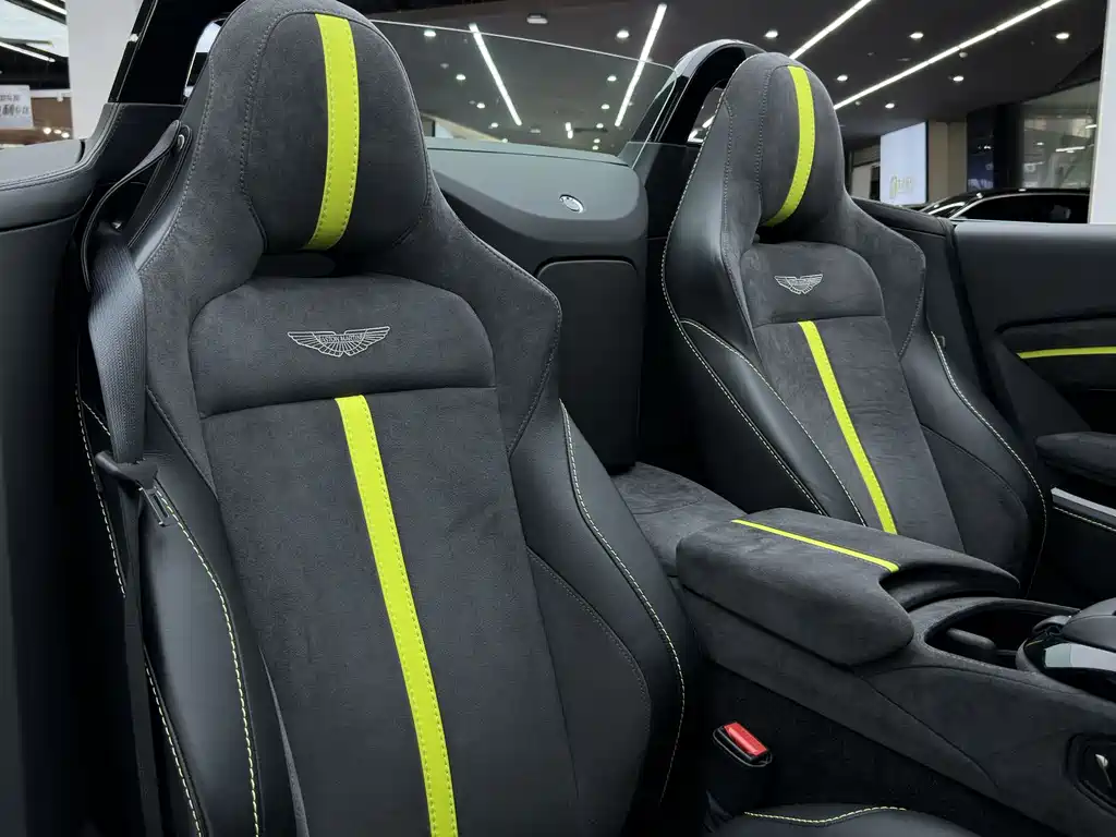 Aston Martin V8 Vantage 2022 — фото 18