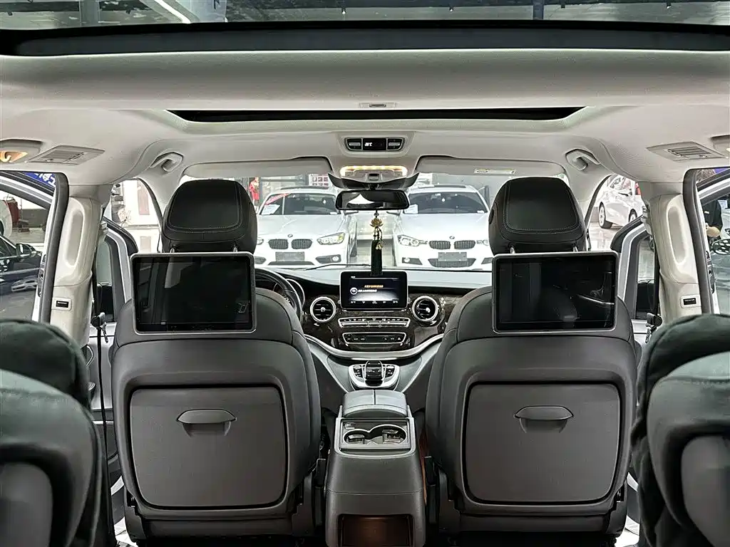 Mercedes-Benz V-Class 2018 — фото 16