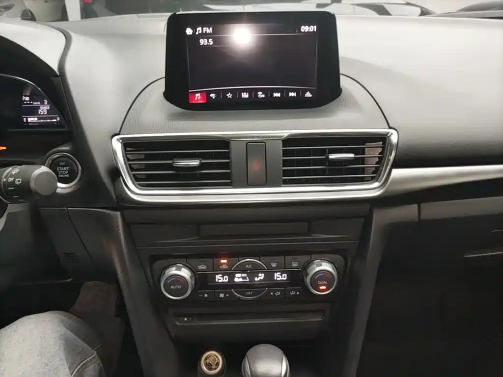 Mazda 3 Axela 2018 — фото 13