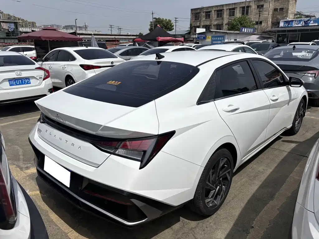 Hyundai Elantra 2023 — фото 12
