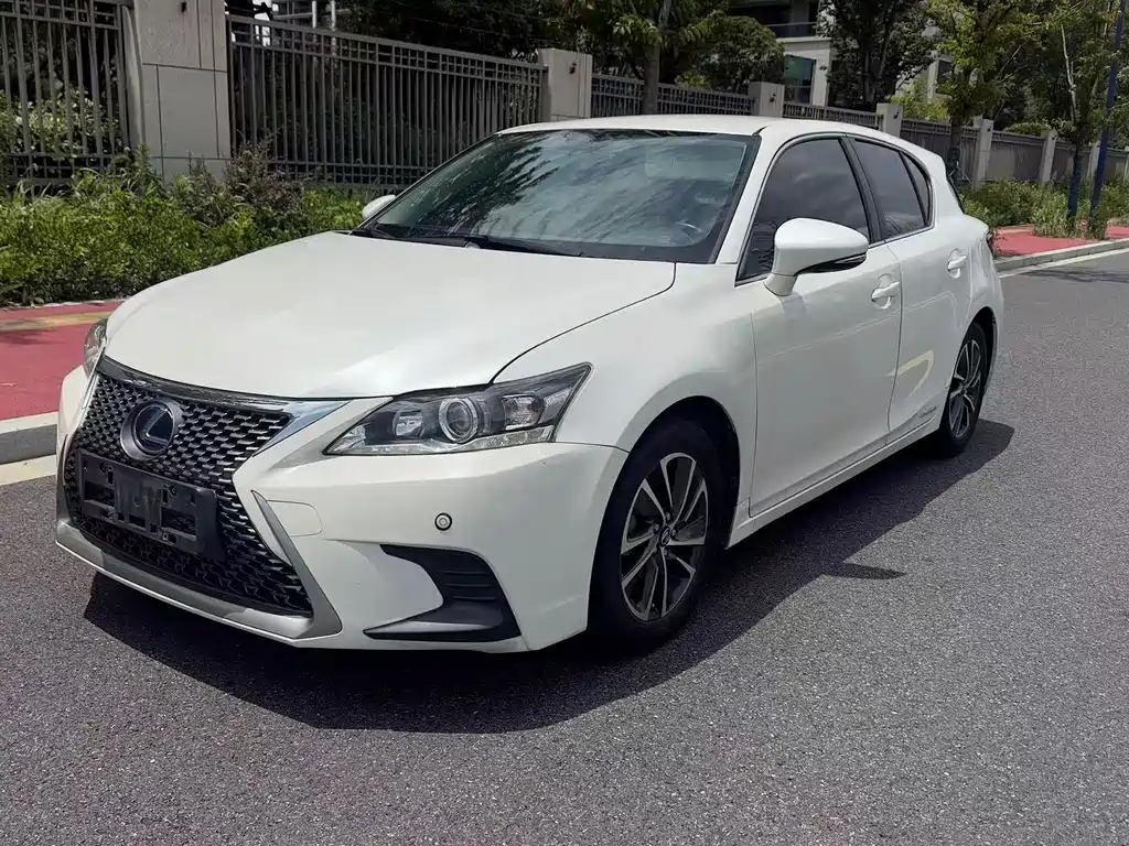 Lexus CT 2018 — фото 1