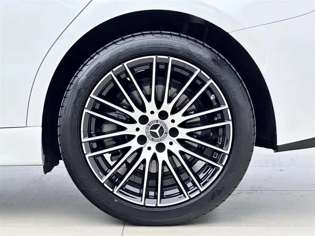 Mercedes-Benz C-Class 2024 — фото 17