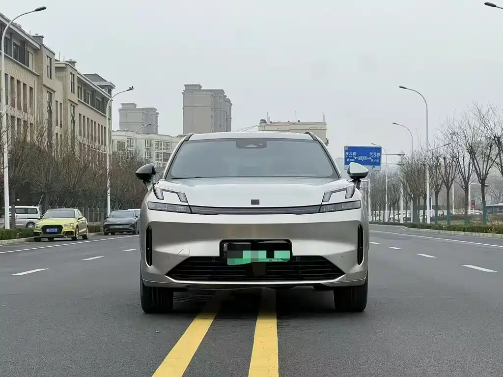Lynk & Co 08 EM-P 2024