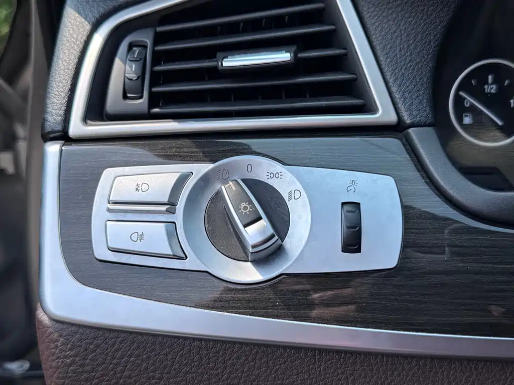BMW 5 Series 2015 — фото 10
