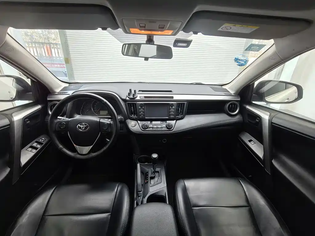 Toyota RAV4 2018 — фото 13