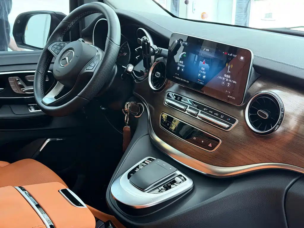 Mercedes-Benz V-Class 2023 — фото 16