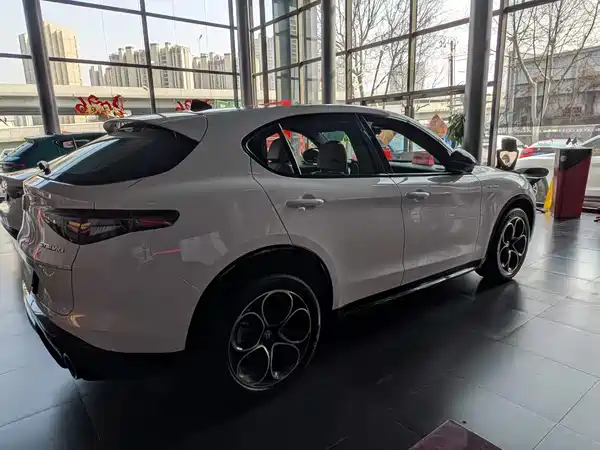 Alfa Romeo Stelvio 2023