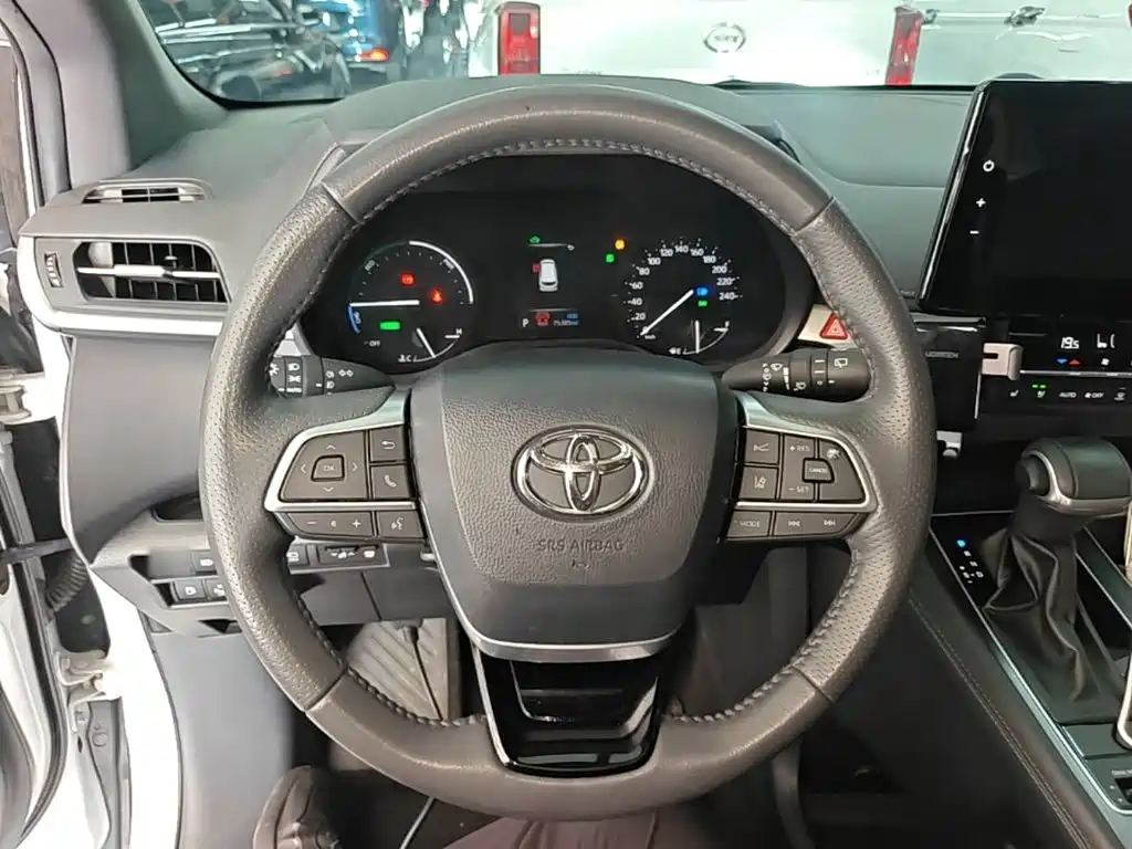 Toyota Sienna 2024 — фото 11