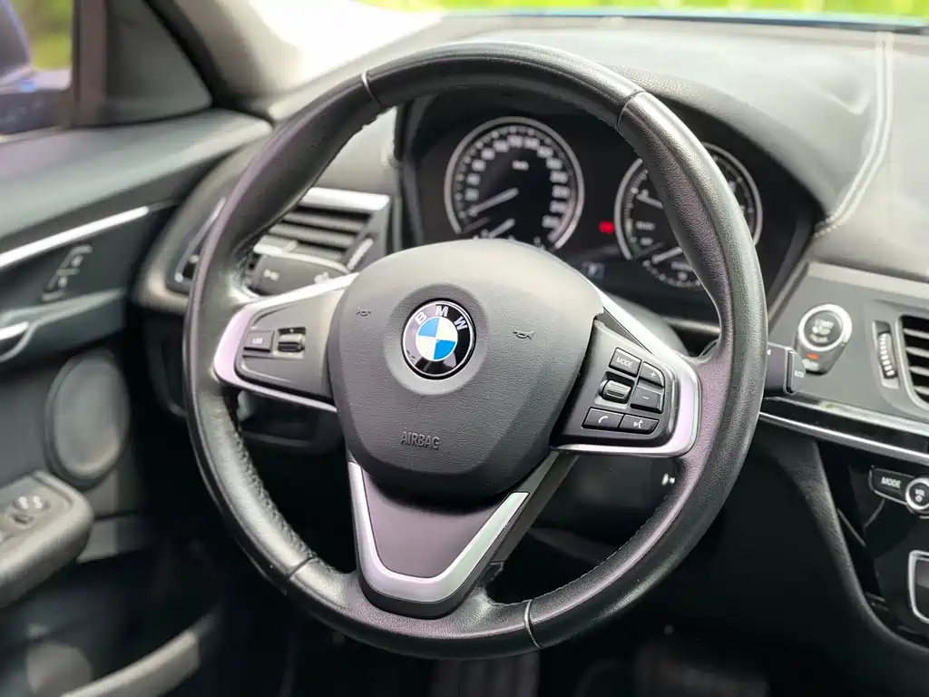 BMW 1 Series 2018 — фото 11