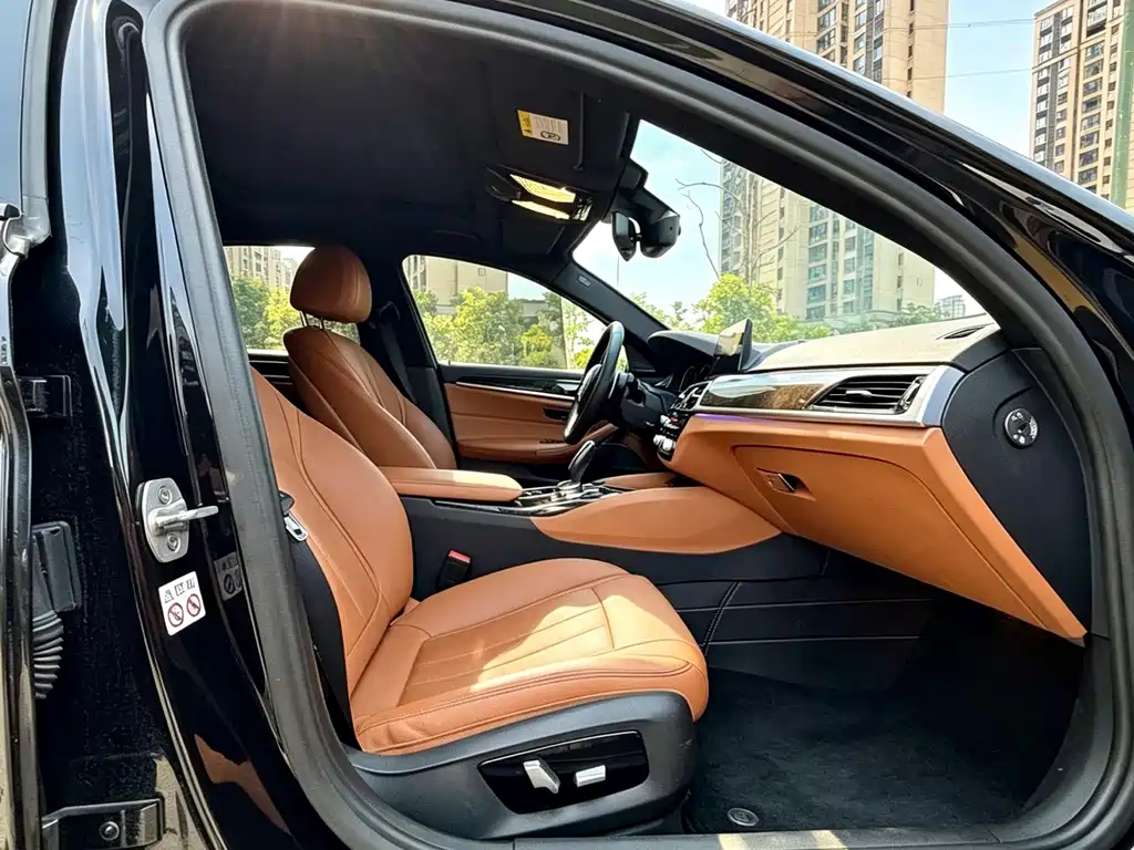 BMW 5 Series 2018 — фото 17