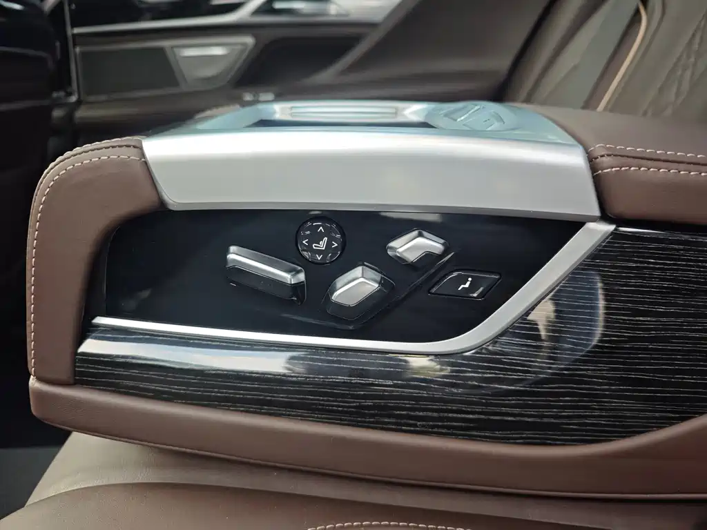 BMW 7 Series 2018 — фото 14