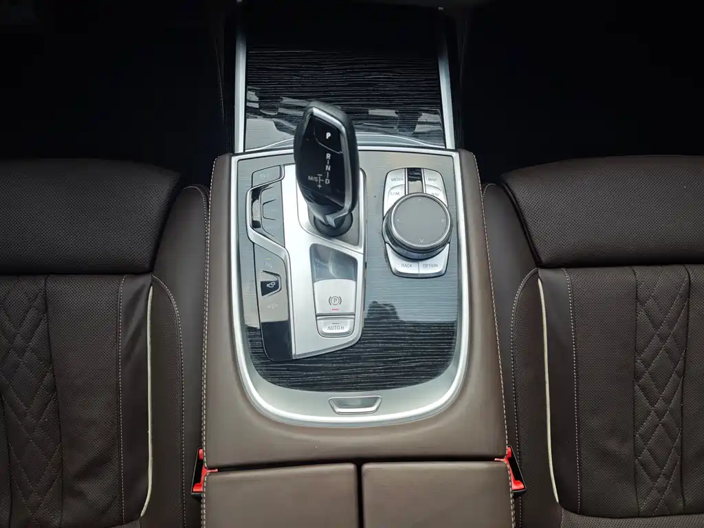 BMW 7 Series 2018 — фото 13