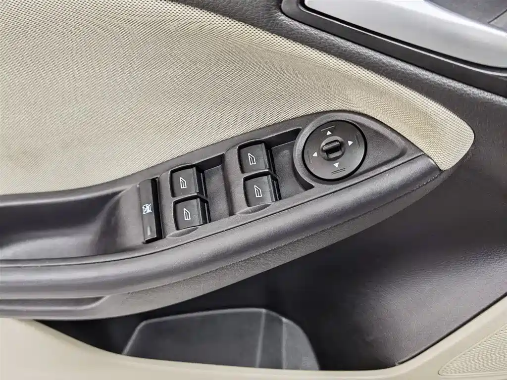 Ford Focus 2018 — фото 9